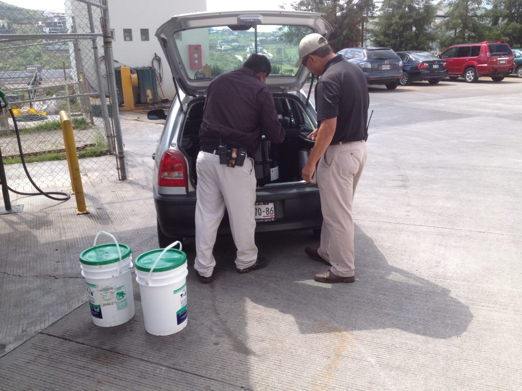 Bajando el tambo con estiércol